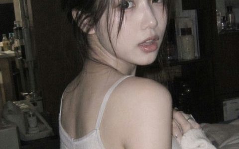 GPT-image-2 ｜昏暗室内纯真少女的意外回眸