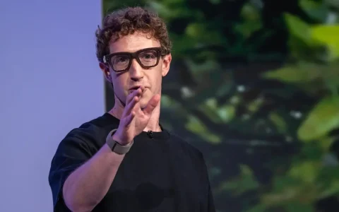 老板亲自上阵 Meta总裁爆料：扎克伯格把工位搬到AI团队，整天编程